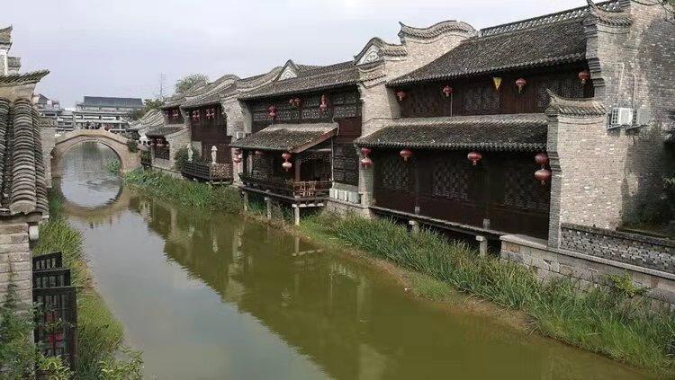 逃出昏暗的地下室
